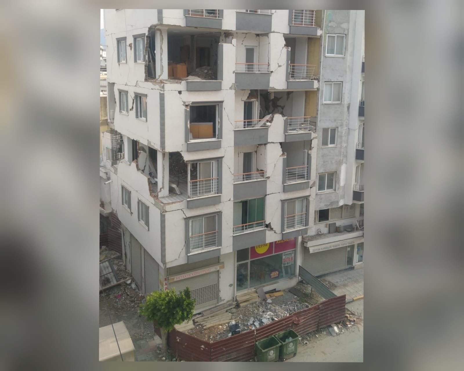 HASARLI BİNADAN PARÇALAR DÜŞTÜ